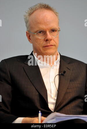 Schweizer Kunsthistoriker und Kurator Hans Ulrich Obrist in Riehen (Basel/Schweiz) am 16. Mai 2014. Stockfoto