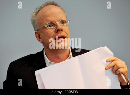 Schweizer Kunsthistoriker und Kurator Hans Ulrich Obrist in Riehen (Basel/Schweiz) am 16. Mai 2014. Stockfoto