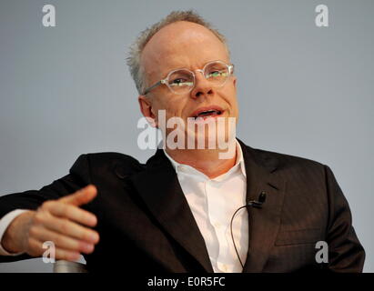 Schweizer Kunsthistoriker und Kurator Hans Ulrich Obrist in Riehen (Basel/Schweiz) am 16. Mai 2014. Stockfoto