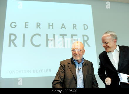 Deutsche Künstler Gerhard Richter (l) und der Schweizer Kunsthistoriker und Kurator, Hans Ulrich Obrist (r), stehend vor dem geplanten Namen des Künstlers Faamous auf 16. Mai 2014. Obrist ist der Kurator der Ausstellung "Gerhard Richter - Bilder/Serien". Stockfoto