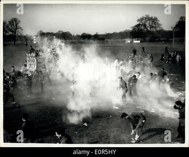 20. März 1958 - Krankenhaus ist Rugby Union-Cup-Finale in Richmond St. Thomas schlagen Jungs 6-3: St. Thomas Hospital gesammelt ihre vierte Krankenhaus sportliche Trophäe in den letzten Wochen als sie Kerl von zwei Penaly-Ziel schlagen, den Rugby-Cup in Richmond gestern zu gewinnen. Foto zeigt: Rivalen Anhänger von St. Thomas und Guy es gehen mit Mehl-Taschen vor der Rugby-Cup-Finale gestern in die Schlacht. Stockfoto