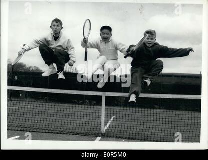 4. April 1958 - Tennisunterricht für Kinder und Jugendliche durch einen Sprung im Netz warm zu halten: Tennis-Stars der Zukunft beteiligen sich an der Lawn Tennis Association Ostern Ausbildungsstätte in Wimbledon. Das Foto zeigt drei der Jugendlichen sprang über die Net - warm - in Wimbledon Vormittag zu halten. Sie sind L-r: Clive Jarrett(13) Derby; Jerry (12) gesungen von Kew und Ian Stevens (12) von Esher. Stockfoto