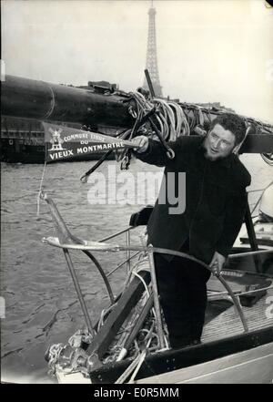 4. April 1958 - von der Höhen des Montmartre auf Tahiti Fred Bretonniere, segelte Maler und Besitzer des berühmten Montmartre Cabaret Le Grenier '''' (bekannt bei Touristen besuchen die Place du Tertre, am Fuße des Scacre Coeur) nach Tahiti an Bord seiner kleinen Yacht '' Morwark'' von Paris am Nachmittag. Seine Frau begleitet ihn. Er hofft, Papeet im Juli 1959 zu erreichen. OPS: Fred Bretonniere an Bord seiner Yacht vor heute Nachmittag Segeln, Eiffelturm kann im Hintergrund gesehen werden. Stockfoto