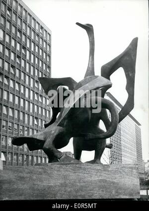 4. April 1958 - '' Song von the Swans'' vor der Grindel-Wolkenkratzer in Hamburg: der 5. und letzte Bronze-Skulptur, ein Schwan-Gruppe von Karl August Ohrt, hat jetzt bis vor die Grindel-Wolkenkratzer in Hamburg gesetzt worden. Stockfoto