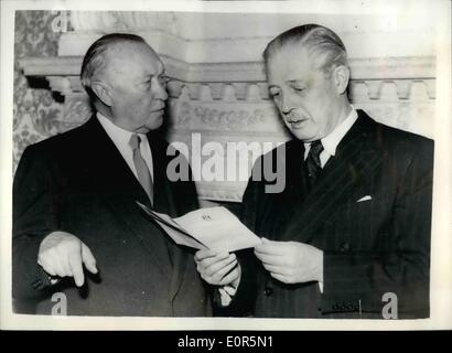 4. April 1958 - treffen Herr Macmillan und Dr. Adenauer für Gespräche. Foto zeigt Herr Harold Macmillan, Premierminister rechts, dis Stockfoto