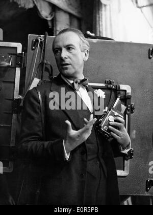 Fotografen Cecil Beaton eine Kamera halten und sprechen Stockfoto