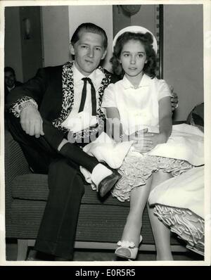 26. Mai 1958 - HOME OFFICE zu untersuchen, Ehe von JERRY LEE LEWIS: The Home Office ist morgen, Ehe Durcheinander der 22-jährige amerikanische Rock N' Roll-Sänger, Jerry, wer hier auf Tour ist - und seine 13-jährige Frau Myra zu untersuchen. Lewis und Myra wohnen in London. Am Wochenende wurde es entdeckt, dass ihre Ehe im Dezember letzten Jahres fünf Monate war vor seiner Scheidung von seiner zweiten Ehefrau rechtskräftig wurde. Myra es Vater Mr. J.W. Brown, seine Frau, Lois und sein Sohn, wohnen im selben Hotel in London Stockfoto