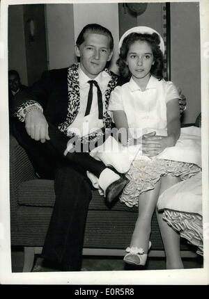 26. Mai 1958 - Home-Office zu untersuchen, Ehe von Jerry Lee Lewis: The Home Office ist morgen, Ehe Mitte der 22-jährige amerikanische Rock n Roll Sänger, Jerry, zu untersuchen, die hier auf Tour- und seine 13 Jahre alte Frau ist. Mrya. Lewis und Myra wohnen in London. Am Wochenende wurde es entdeckt, dass ihre Ehe im Dezember letzten Jahres fünf Monate war vor seiner Scheidung von seiner zweiten Ehefrau rechtskräftig wurde. Myra es Vater, Mr. J.W. Brown, seine Frau, Lois und seinem Sohn wohnen im selben Hotel in London Stockfoto