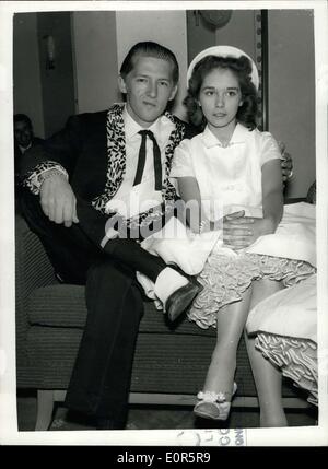 26. Mai 1958 - HOME-OFFICE, Ehe von Jerry zu untersuchen. Das Home Office ist morgen, Ehe Durcheinander der 22-jährige Amerika Rock N' Roll-Sänger, Jerry, wer hier unterwegs ist und seine 13-jährige Frau Myra zu untersuchen. Lewis und Myra wohnen in London. Am Wochenende wurde es entdeckt, dass ihre Ehe im Dezember letzten Jahres fünf Monate war vor seiner Scheidung von seiner zweiten Ehefrau rechtskräftig wurde. Myra Vater, Mr. j. W. Brown, seine Frau Lois und sein Sohn, wohnen im selben Hotel in London Stockfoto