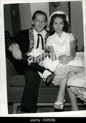 26. Mai 1958 - HOME-OFFICE, Ehe von Jerry zu untersuchen. Das Home Office ist morgen, Ehe Durcheinander der 22-jährige Amerika Rock N' Roll-Sänger, Jerry, wer hier unterwegs ist und seine 13-jährige Frau Myra zu untersuchen. Lewis und Myra wohnen in London. Am Wochenende wurde es entdeckt, dass ihre Ehe im Dezember letzten Jahres fünf Monate war vor seiner Scheidung von seiner zweiten Ehefrau rechtskräftig wurde. Myra Vater, Mr. j. W. Brown, seine Frau Lois und sein Sohn, wohnen im selben Hotel in London Stockfoto