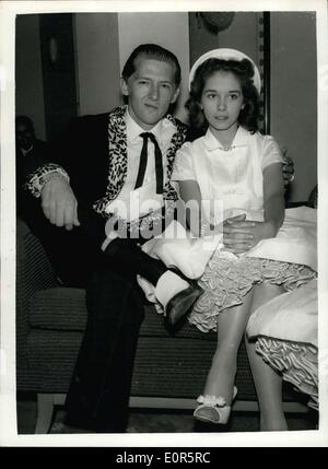 26. Mai 1958 - HOME-OFFICE, Ehe von Jerry zu untersuchen. Das Home Office ist morgen, Ehe Durcheinander der 22-jährige Amerika Rock N' Roll-Sänger, Jerry, wer hier unterwegs ist und seine 13-jährige Frau Myra zu untersuchen. Lewis und Myra wohnen in London. Am Wochenende wurde es entdeckt, dass ihre Ehe im Dezember letzten Jahres fünf Monate war vor seiner Scheidung von seiner zweiten Ehefrau rechtskräftig wurde. Myra Vater, Mr. j. W. Brown, seine Frau Lois und sein Sohn, wohnen im selben Hotel in London Stockfoto