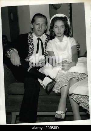 26. Mai 1958 - HOME-OFFICE, Ehe von Jerry zu untersuchen. Das Home Office ist morgen, Ehe Durcheinander der 22-jährige Amerika Rock N' Roll-Sänger, Jerry, wer hier unterwegs ist und seine 13-jährige Frau Myra zu untersuchen. Lewis und Myra wohnen in London. Am Wochenende wurde es entdeckt, dass ihre Ehe im Dezember letzten Jahres fünf Monate war vor seiner Scheidung von seiner zweiten Ehefrau rechtskräftig wurde. Myra Vater, Mr. j. W. Brown, seine Frau Lois und sein Sohn, wohnen im selben Hotel in London Stockfoto