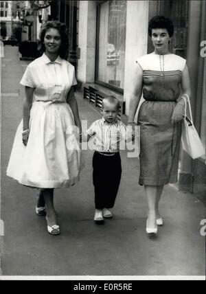 26. Mai 1958 - HOME-OFFICE, Ehe von Jerry zu untersuchen. Das Home Office ist morgen, Ehe Durcheinander der 22-jährige Amerika Rock N' Roll-Sänger, Jerry, wer hier unterwegs ist und seine 13-jährige Frau Myra zu untersuchen. Lewis und Myra wohnen in London. Am Wochenende wurde es entdeckt, dass ihre Ehe im Dezember letzten Jahres fünf Monate war vor seiner Scheidung von seiner zweiten Ehefrau rechtskräftig wurde. Myra Vater, Mr. j. W. Brown, seine Frau Lois und sein Sohn, wohnen im selben Hotel in London Stockfoto
