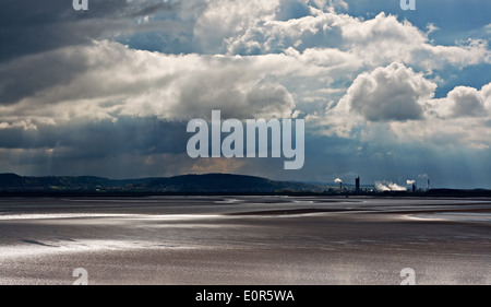 Blick über den Fluss Mersey gegenüber petrochemischen Anlage Stockfoto