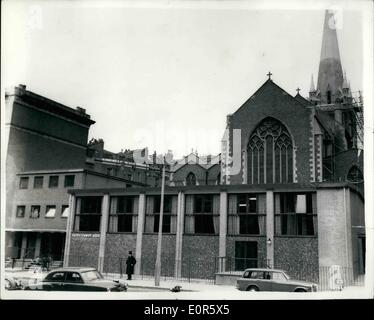 4. April 1958 - moderne Halle gebaut hinter Gothic-Stil Kirche: auf der Rückseite der gotischen St. Jame-Kirche, Sussex Gardens, Paddington, eine Halle des modernen Designs entstanden. Die Herzogin von Kent wird heute geöffnet. Fassade der Halle ist in Suffolk Feuersteine, mit dir verschmelzen alte Kirche beendet. Phot zeigt heute Blick auf die neue Halle an der Rückseite der Kirche St. Jame, Paddington. Stockfoto