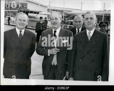 6. Juni 1958 - Herr Macmillan fliegen zu Paris: Der Ministerpräsident, Herr Harold Macmillan, begleitet von dem Minister für auswärtige Angelegenheiten, Herr Selwyn Lloyd, gestern flog nach Paris zu Gesprächen mit General De Gaulle, der am Flughafen Orly, sie zu treffen war. Foto zeigt Herr Macmillan mit General De Gaulle (rechts) und Herr Selwyn Lloyd (links), gesehen am Flughafen Orly gestern. Stockfoto