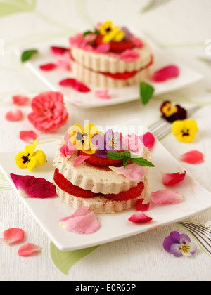 Tofu mit Erdbeeren und Blumen. Rezept zur Verfügung. Stockfoto