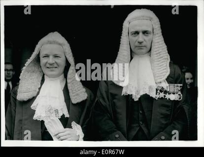 4. April 1958 - neue Kronanwalt im House Of Lords vereidigt. Herr trauert und Mr. Brown. Foto zeigt, dass L-r: Herr Joseph Arthur Grieves und Herr Kilner Brown an das House Of Lords für die Vereidigung heute Morgen ankommen. Stockfoto