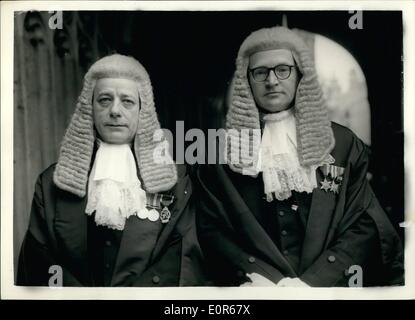 4. April 1958 - neue Kronanwalt im House Of Lords vereidigt. Herr Ormrod und Herr Hewson. Foto zeigt, dass L-r: Herr Roger Fray Greenwood Ormrod und Herr Joseph Bushby Hewson im House Of Lords für Vereidigung Zeremonie heute Morgen ankommen. Stockfoto