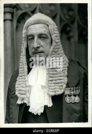 4. April 1958 - neue QC geschworen - In im House Of Lords. Arthur James Irvine. Foto zeigt: - Herr Arthur James Irvine kommt an das House Of Lords für Vereidigung - Zeremonie heute Morgen. Stockfoto