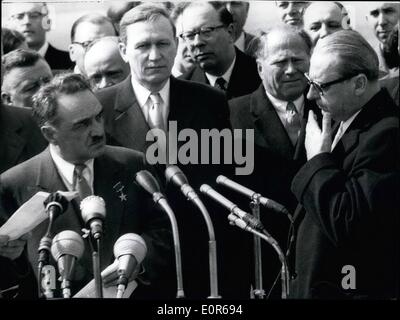 4. April 1958 - Mikojan in Frankfurt: am 25. April 1958 war eine sowjetische Regierungsdelegation, geleitet von Vizepräsident Mikojan Ankunft am Frankfurter Flughafen mit einem TU-104-Jet. Sie wurden durch den Minister für auswärtige Angelegenheiten von Brentano empfangen. Mikojan und Brentano heute am Nachmittag in Bonn wird der Deutsch-sowjetischen Handelsvertrag unterzeichnen. Foto zeigt von links nach rechts: die sowjetischen Vize Präsidenten Anastas Mikojan, sowjetischer Botschafter Smirnow, Staatssekretär Dr. Van Scherpenberg (Dr. Van Scherpenberg) und Außenminister Heinrich von Brentano (Heinrich Von Brentano) Stockfoto