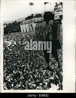 6. Juni 1958 - Demonstrationen In Istanbul. Tausende Demonstranten fordern die Teilung Zyperns, musste von Truppen und Panzer in Istanbul, zerstreut werden, wenn sie in Richtung der griechischen und der britischen Konsulate marschierten nach der Teilnahme an einem Anti-griechische und Anti-britische Masse treffen. Ein Bildnis von Erzbischof Makarios wurde während der Demonstration verbrannt. Keystone-Fotoshows:-Überblick über die riesige Menge während der Demonstration zeigt eine hängende Bildnis von Erzbischof Makarios. Stockfoto