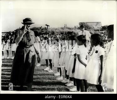 22. April 1958 - World Chief Guide In Ceylon. Lady Baden-Powell Inspects junge Garde der Ehre: Lady Baden-Powell der World Chef Guide - gesehen, wie sie die Guard der Ehre der Pfadfinderinnen und Pfadfinder - an die Royal Navy Gelände, Galle Face, Colombo - Ceylon - während ihrer letzten Tour inspiziert. Stockfoto