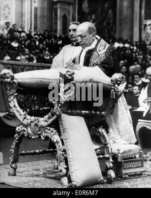 Papst Pius XII beten während der Messe im Vatikan Stockfoto