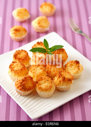 Kokosnuss beißt. Rezept zur Verfügung. Stockfoto