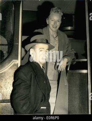 6. Juni 1958 - berühmten amerikanischen Jockey kommt hier mit dem Flugzeug fahren im Derby: Johny Longden, der berühmten amerikanischen Jockey kamen per Luft Form New York heute von seiner Frau begleitet. Er ist hier gekommen, um am Mittwoch den 4. Juni nächsten G. Max Bell Alberta blau im Derby fahren. Foto zeigt Johny Longden und seine Frau bei ihrer Ankunft am Flughafen London heute Nachmittag abgebildet. Stockfoto