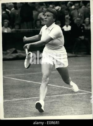 6. Juni 1958 - Wimbledon Tennis Championships Miss Hayden In spielen Miss Ann Haydon (GB) im Spiel während ihres Spiels mit Miss J. Forbes (S.A.) in Wimbledon heute Nachmittag. Stockfoto