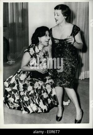 6. Juni 1958 - Bette Davis und Anna Magnani treffen In Rom... Zwei der weltweit bekanntesten Bildschirm Schauspielerin - Bette Davis- und Anna Manani - trafen sich in Rom vor einigen Tagen - wenn sie beide ein fest von italienischen Kleid Designer Schubert besuchte... Die beiden Stars hatten eine tolle Zeit - Gespräch über ihre Film-Teile... Bette ist in Rom für die Verfilmung von "John Paul Jones'' - in dem sie die Rolle der Kaiserin Catherine Russlands spielt. Foto zeigt: Anna Magnani und Bette Davis genießen einen Witz zwischen selbst - auf der Party. Stockfoto