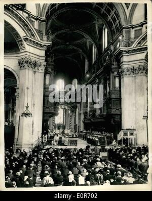 5. Mai 1958 - besucht Königin Engagement in St. Paul. H.M der Königin und dem Herzog von Edinburgh besuchte heute einen Service für die erneute Weihung des restaurierten Ostteil der St. Pauls Cathedral und das Engagement des neuen Hochaltars als Mahnmal für die 335 451 Männer und Frauen des Commonwealth im Ausland, die in den zwei Worldwars gestorben. Foto zeigt der Erzbischof von Canterbury während der Einweihung der Königin und der Duke of Edinburgh zur St. Pauls Cathedral heute sitzt. Stockfoto