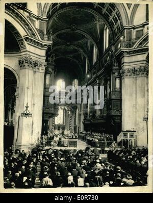 6. Juni 1958 - Königin besucht Engagement bei St. Pauls: H.M der Königin und dem Herzog von Edinburgh heute besuchte einen Service für die erneute Weihung des restaurierten Ostteil der St. Pauls Kathedrale und das Engagement des neuen Hochaltars als Mahnmal für die 335,451 Männer und Frauen des Commonwealth im Ausland, die in den beiden Weltkriegen starben. Foto zeigt der Erzbischof von Canterbury während der Einweihung der Königin und der Duke of Edinburgh zur St. Pauls Cathedral heute sitzt. Stockfoto