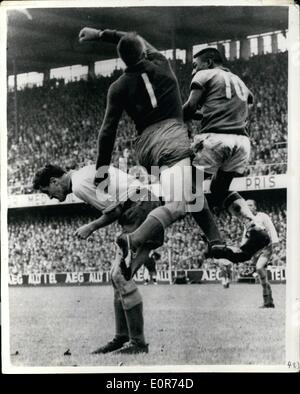 6. Juni 1958 - schlägt Brasilien Schweden 5-2 um die Weltmeisterschaft zu gewinnen. Foto zeigt Kalle Svensson der schwedische Torhüter von hinten Tüll Gustafsson unterstützt Kämpfe um den Ball mit Pele B - brasilianische innen links, während des Spiels in Stockholm. Stockfoto