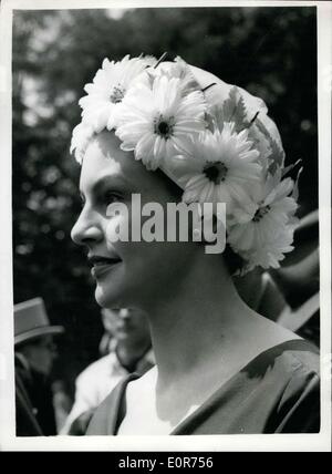 12. Juni 1958 - Royal Ascot - zweiter Tag. Hut mit großen weißen Margeriten. Foto zeigt Frau Robert Adams von Chelsae trägt einen weißen Tüll Hut - dekoriert mit großen weißen Marguretes - Wenn She Ankunft für den zweiten Tag des Royal Ascot heute. Stockfoto