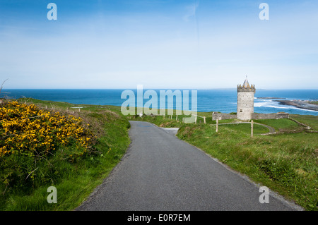 Straßen- und Touring Route entlang der wilden Atlantik Weg an der West Küste von Irland Stockfoto