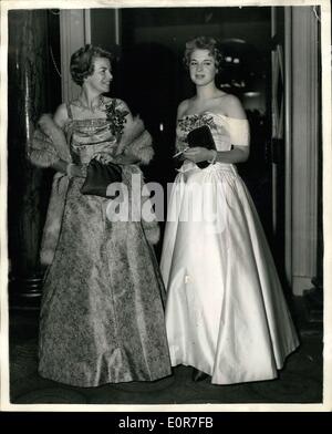 20. Juni 1958 - allgemeine Norstad besuchen Sie Edinburgh. Keystone-Fotoshows: Miss Kristin Norstad (rechts) und ihre Mutter kommen für das Abendessen zu Ehren von General Lauris Norstad - Oberbefehlshaber in Europa - in Edinburgh. Stockfoto