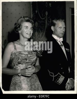 20. Juni 1958 - General Norstad besucht Edinburgh: Fotoshows General Lauris Norstad und seine Frau, die darauf warten, begrüßen die Gäste beim Abendessen zu Ehren der Supreme Commander Europe in den Assembly Rooms, Edinburgh statt. Stockfoto