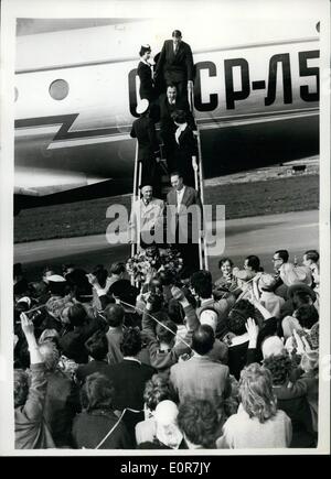 5. Mai 1958 - kommt Moskau Arts Theatre Company. Land am Stansted Essex in TU-104 Jet Flugzeug.: Moskau Arts Theatre Company am Flughafen Stansted ankommen, Essex gestern an Bord eine sowjetische TU-104 jet Airliner. Sie sollen eine vier und eine halbe Woche Saison in London zu präsentieren. Die Maschine durfte nicht am Flughafen London wegen seiner Lärm landen. Foto zeigt, dass die Firma auf der Treppe des riesigen Flugzeuges am Flughafen Stansted gestern kommt. Stockfoto