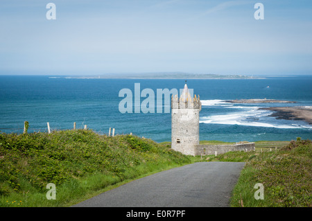 Straßen- und Touring Route entlang der wilden Atlantik Weg an der West Küste von Irland Stockfoto