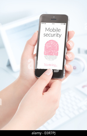 Frau wird von modernen Smartphone Fingerabdruck scannen. Mobile Security-Konzept. Stockfoto