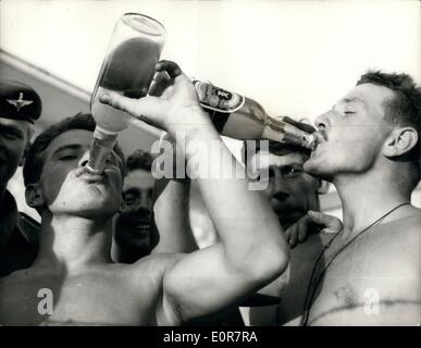 7. Juli 1958 - die "roten Teufel" - In Jordanien... Ein Welcome-Drink... Mitglieder der britischen '' Red Devils '' - as they Begrüßungsgetränk Take-abkühlen lassen - wie sie Camp am Jordan Flughafen - kurz nach der Ankunft - auf Antrag der Regierung Jordan - gegen die Bedrohung durch die Rebellen zu sehen. Stockfoto