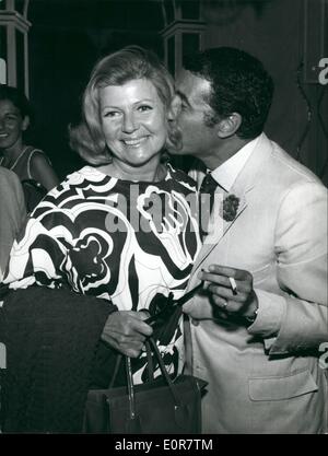 7. Juli 1958 - berühmten internationalen Bildschirm Sterne Rita Hayworth eine Pressekonferenz für den Beginn des Films "The Bastards'' bei Cinecitth heute. Die Geschichte orientiert sich an der griechischen Tragödie. '' Medea''. Rita Hayworth wird auf das Amerika von heute liegen. Die Medea' Söhne sind zwei gewalttätigen Mann und tötet nach einem Breef Leben von Gewalt und Tod. Die anderen Akteure sind Giuliano Gemma, Klaus Kinski, französische Schauspielerin Claudine Auger und andere. Der Film ist von Duccio Tessari gerichtet. Das Foto zeigt Regisseur Duccio Tessari küssen Rita Hayworth. Stockfoto