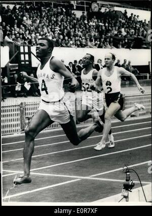 7. Juli 1958 - British Empire Games in Cardiff. Neue schnelle Zeit. Foto zeigt t.a. Robinson Bahamas richtet eine neue Rekordzeit 9,5 sieht ich Stockfoto