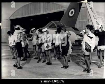 18. Juli 1958 - The Marching '' Zaunkönig '' verloren ihre Uniformen: Wenn eine Partei der Zaunkönige marschierten über den Flugplatz auf der Lee-auf-Silent Air Station gestern, jemand begann ein Triebwerk- und Alipsteram Tere aus ihren Uniformen. Aber sie werden kein Comeback von der Admiralität, weil die Mädchen waren junge Modelle, die verwendet wurden sie stattdessen von regelmäßigen Zaunkönige für diese Szene in der neuen britischen Komödie film '' weitere Up the Creek''. Echte Zaunkönige (Mitglieder der Royal Havel-Service der Frauen), wurden nur in der Anfangsphase der Szene verwendet. Stockfoto