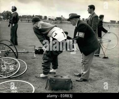 7. Juli 1958 - British Empire Games; Seine Hosen sind nummeriert. Foto zeigt Ron O'Donneil, das australische Team Manager, pins die Startnummer auf die Hose von Warren Scarfe, von Australien, die im 1000-Meter Rad vorne Sprint erwärmt - wie Cardiff, gestern bei den British Empire and Commonwealth Games im Wettbewerb war. Stockfoto