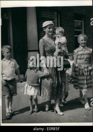 7. Juli 1958 - erste Briten nach Hause kommen aus dem Irak: Eine Gruppe von britischen Frauen und Kindern - die ersten Briten den Irak seit der Revolution verlassen kam bei Southend Airport an diesem Morgen. Vom Flughafen waren sie mit dem Auto zum Air Trooping Transit Hotel in Hendon. Sie flogen aus Bagdad über Nikosia. Foto zeigt:-Frau Magee, heute nach der Ankunft, mit ihren fünf Kindern in Hendon gesehen ein-Jahr-alte, Brigid, Anna, 3, Kevin, 61 Carolyn, 10, und Sheila, 2, die verdeckt wird. Stockfoto