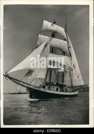 Jan. 07, 1958 - Brigartine kommt in London: Die 117-ft Brigantine ''Albatros'', besessen und durch amerikanische Schriftsteller captained, Ernest K. Gann, die in New York am 15. Juni links an der Tower Bridge ist heute angekommen, nachdem durch schlechtes Wetter im Atlantik verzögert wird. Unter der Besatzung Dodie Post, der Kapitän des Olympischen Teams der US-Frauen war im Jahr 1948, und der ist einer der wenigen Frau Navigatoren über ein Segelschiff auf einem trans-ocean Voyage. Foto zeigt den Blick auf die ''Albatron ' ' Greenwich auf dem Weg zum Tower heute. Stockfoto