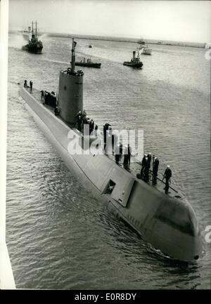 8. August 1958 - begrüßt Großbritannien die Nautilus als sie im Portland Hafen ankommt. Die Vereinigten Staaten atomar angetriebenen u-Boot Nautilus erreichten Portland Harbour heute Nachmittag, am Ende ihrer Reise sie unter dem Nordpol nahm. Tausende Urlauber jubelten und Schiff ' Sirenen Klang eine willkommen, als das u-Boot im Hafen näherten. Foto zeigt einen allgemeinen Überblick über das u-Boot Nautilus segelt in den Hafen von Portland mit Futter das Deck Crew-Mitglieder. Stockfoto